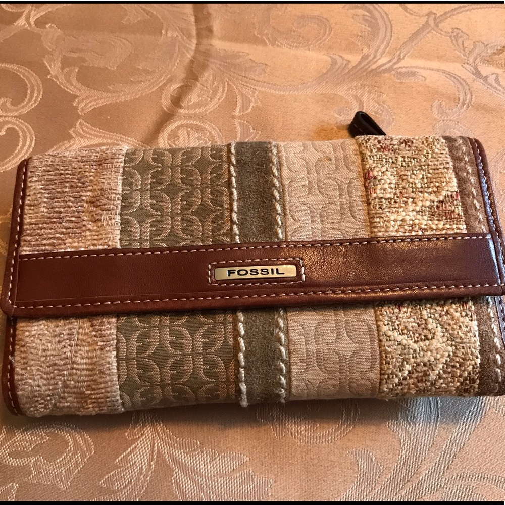 Fossil clutch wallet